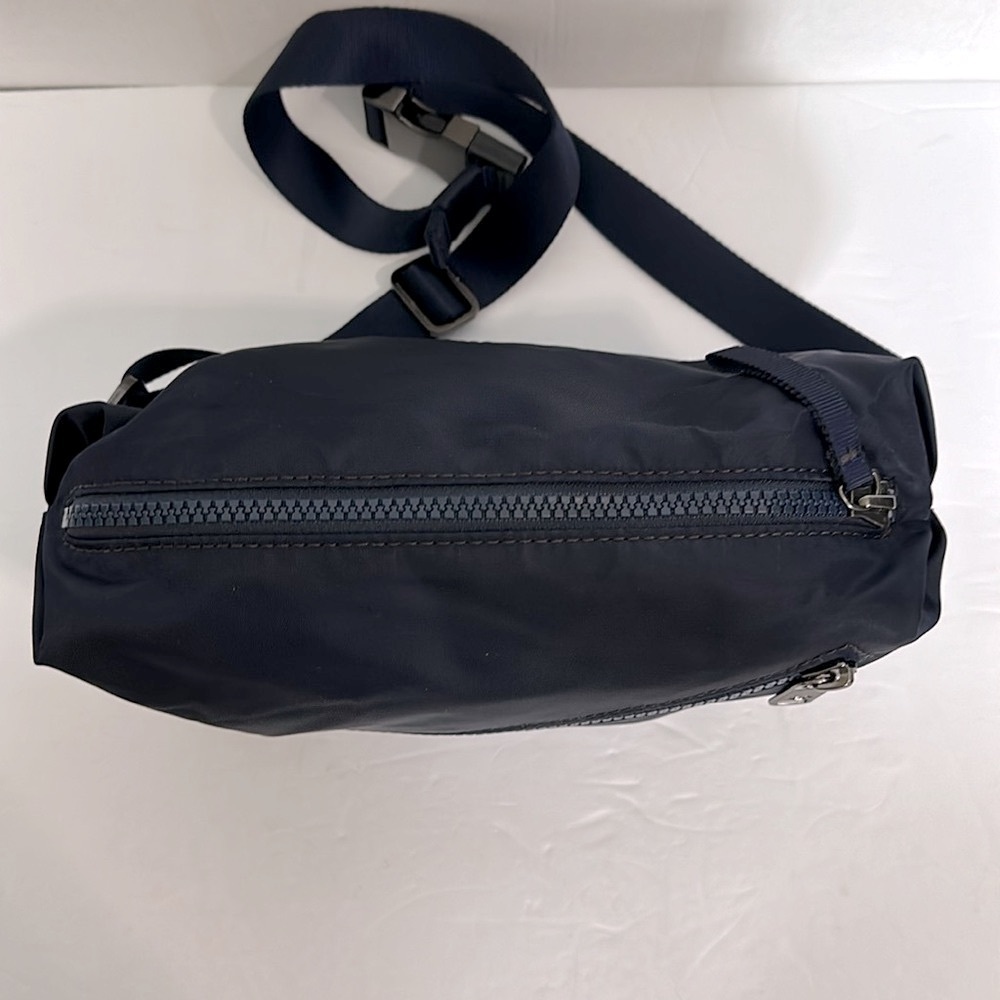 Lululemon Fast Track Belt Bag midnight Navy EUC - Picture 2 of 15